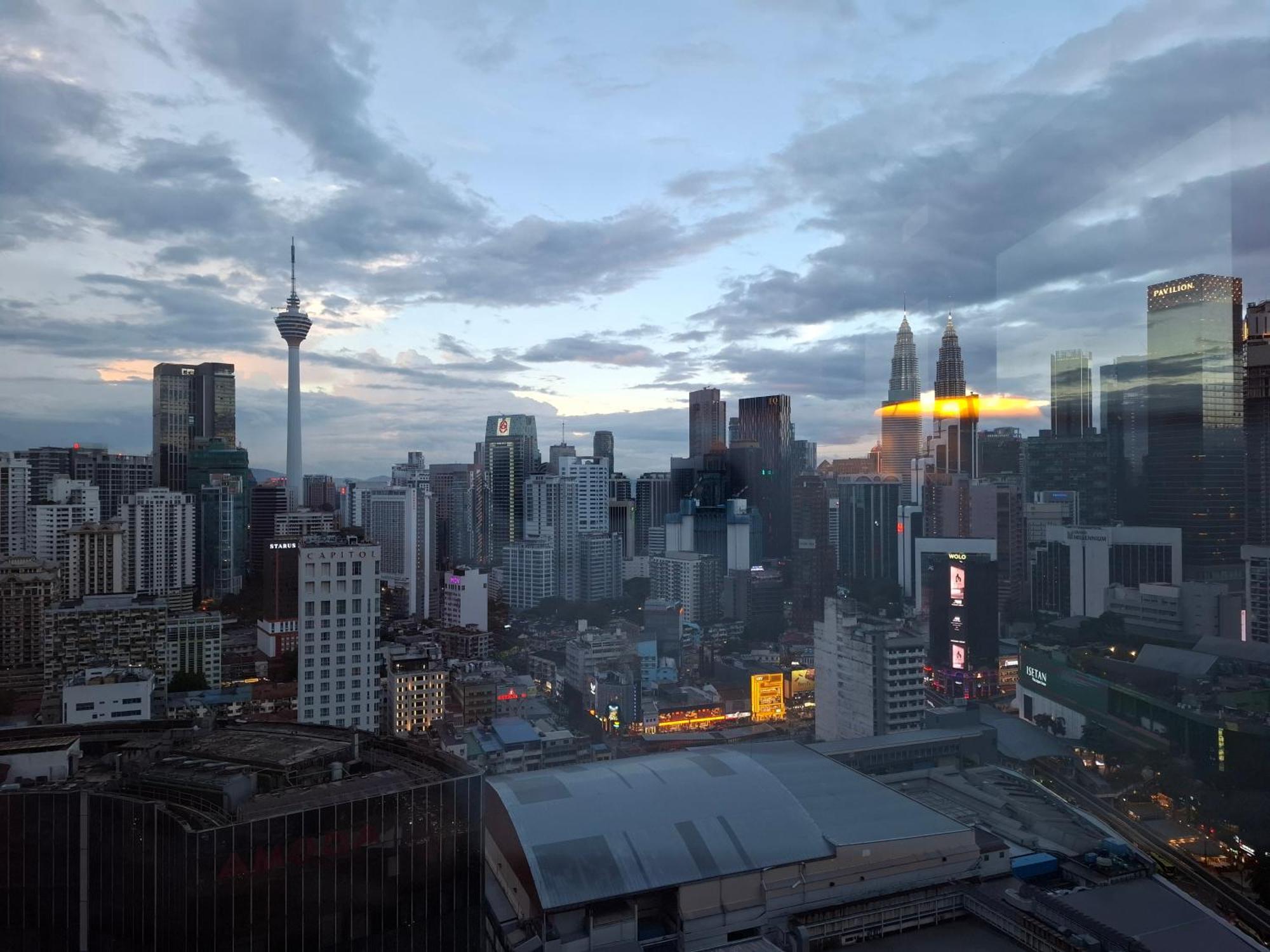 B Service Times Square Kl