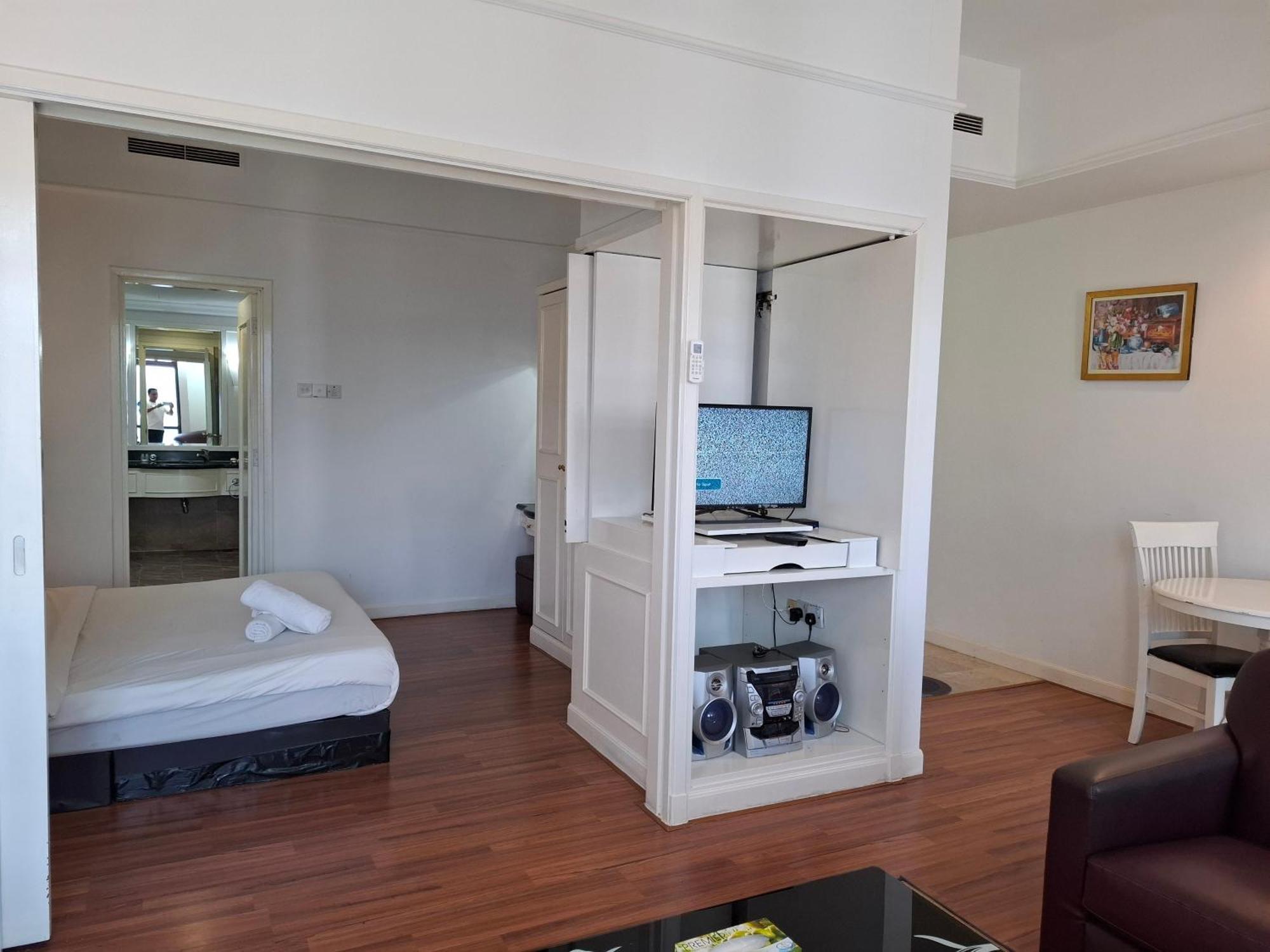 B Service Times Square Kl Apartment
